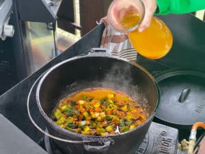 gemuese mit rinderbuehe aufgiessen