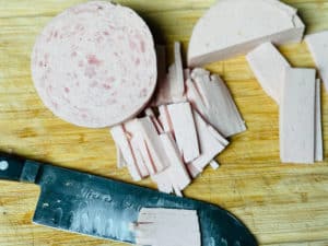 gepellte fleischwurst und jagdwurst in duenne streifen geschnitten