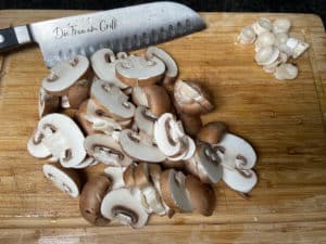 geputzte champignons in scheiben geschnitten