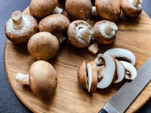 geputzte champignons in scheiben geschnitten