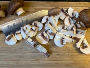 geputzte und in scheiben geschnittene pilze