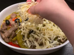 geriebenen gouda ueber gyrospfanne verteilen