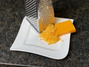 geriebener cheddar