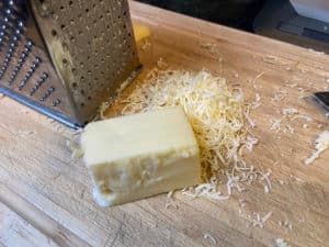 geriebener gouda kaese auf brett