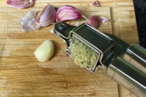 geschaelte knoblauchzehen auspressen
