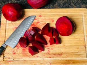 geschaelte rote beete in grobe wuerfel geschnitten