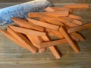 geschaelte suesskartoffeln in pommes geschnitten