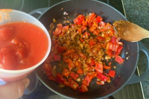geschaelte tomaten fuer shakshuka in pfanne geben