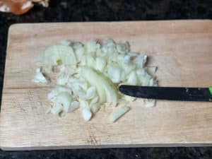 geschaelte und klein gewuerfelte zwiebeln