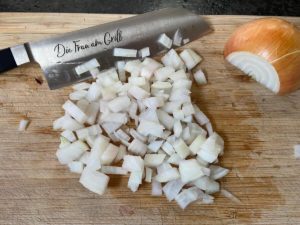 geschaelte zwiebel in kleine wuerfel geschnitten