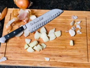 geschaelte zwiebeln grob gehackt und knoblauch geschaelt