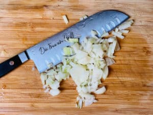 geschaelte zwiebeln in kleine w&uuml;rfel geschnitten