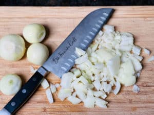 geschaelte zwiebeln in kleine wuerfel geschnitten