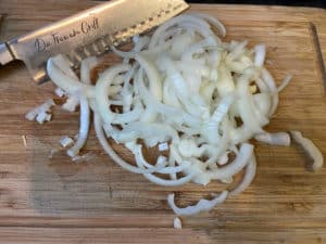 geschaelte zwiebeln in ringe geschnitten