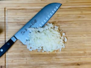 geschaelte zwiebeln in wuerfel geschnitten