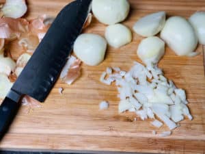 geschaelte zwiebeln in w&uuml;rfel schneiden