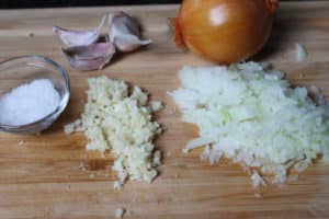 geschaelte zwiebeln und knoblauch kleine geschnitten