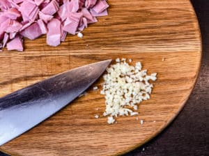 geschaelten knoblauch fein hacken