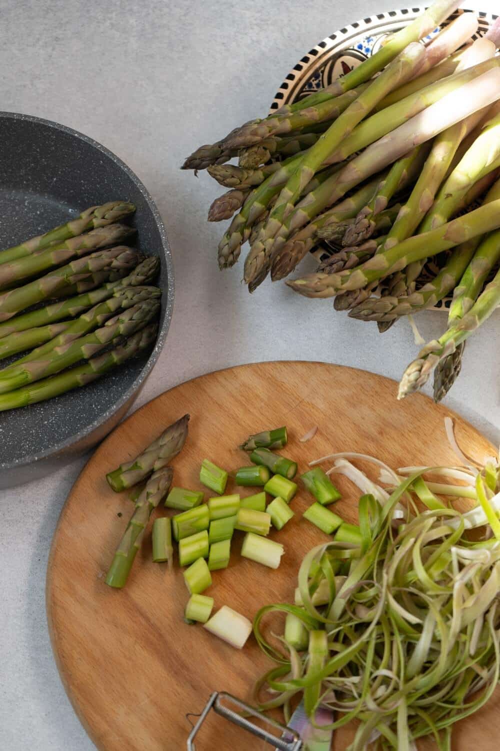 geschaelter gruener spargel
