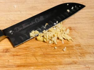 geschaelter und klein gechnittener ingwer