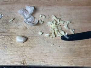 geschaelter und klein gehackter knoblauch