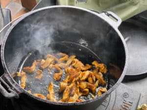 geschnetzeltes in heissem sonnenblumenoel anbraten