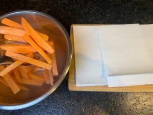 gewaesserte suesskartoffel sticks auf kuechenpapier abtupfen