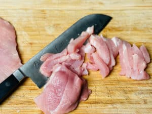 gewaschene und trocken getupfte schnitzel in streifen geschnitten