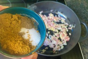 gewuerze fuer shakshuka in pfanne geben