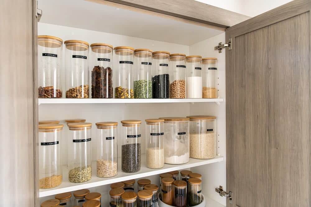 gewuerze in schrank