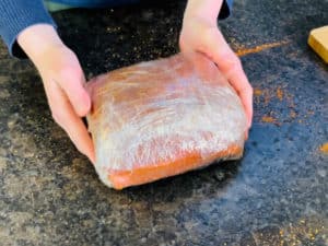 gewuerzter schweinenacken in frischhaltefolie eingewickelt