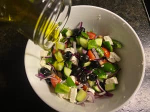 griechischen salat mit olivenoel marinieren