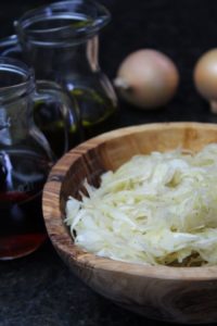 griechischer krautsalat in schuessel - die frau am grill