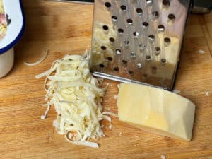 grob geriebener gouda