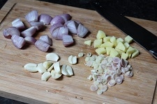 gruene currypaste selber machen - zutaten schneiden