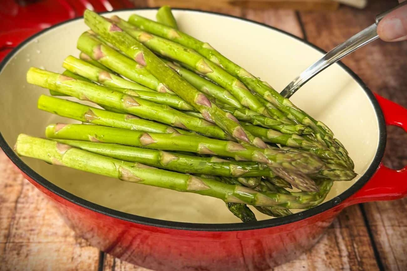 Grünen Spargel kochen