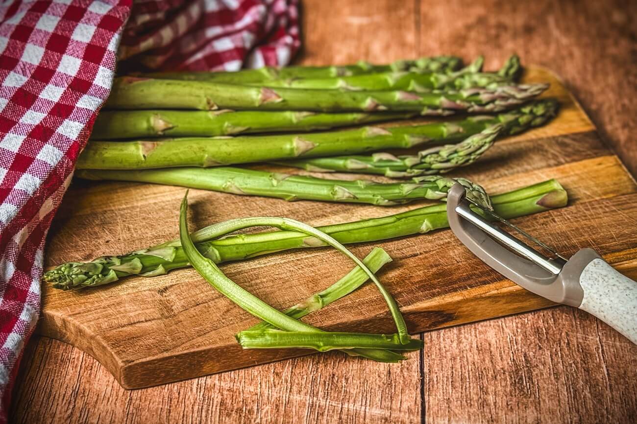 Grünen Spargel schälen? Ja, aber nicht immer!
