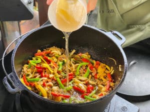 gyrossuppe mit gemuesebr&uuml;he aufgiessen