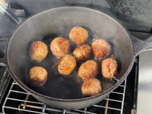 hackbaellchen in pfanne anbraten