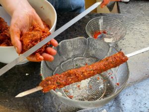 hackmasse fuer adana kebap um grillspiesse formen