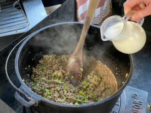 hackmasse mit milch aufgiessen
