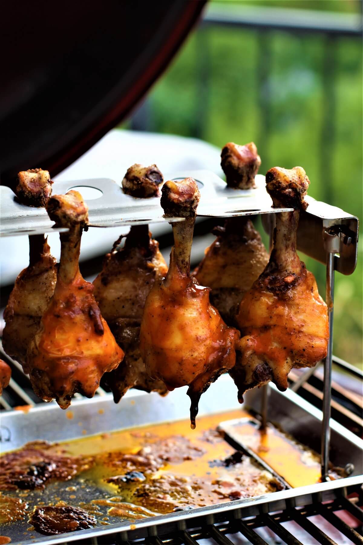 haehnchen drumsticks in halterung auf grill