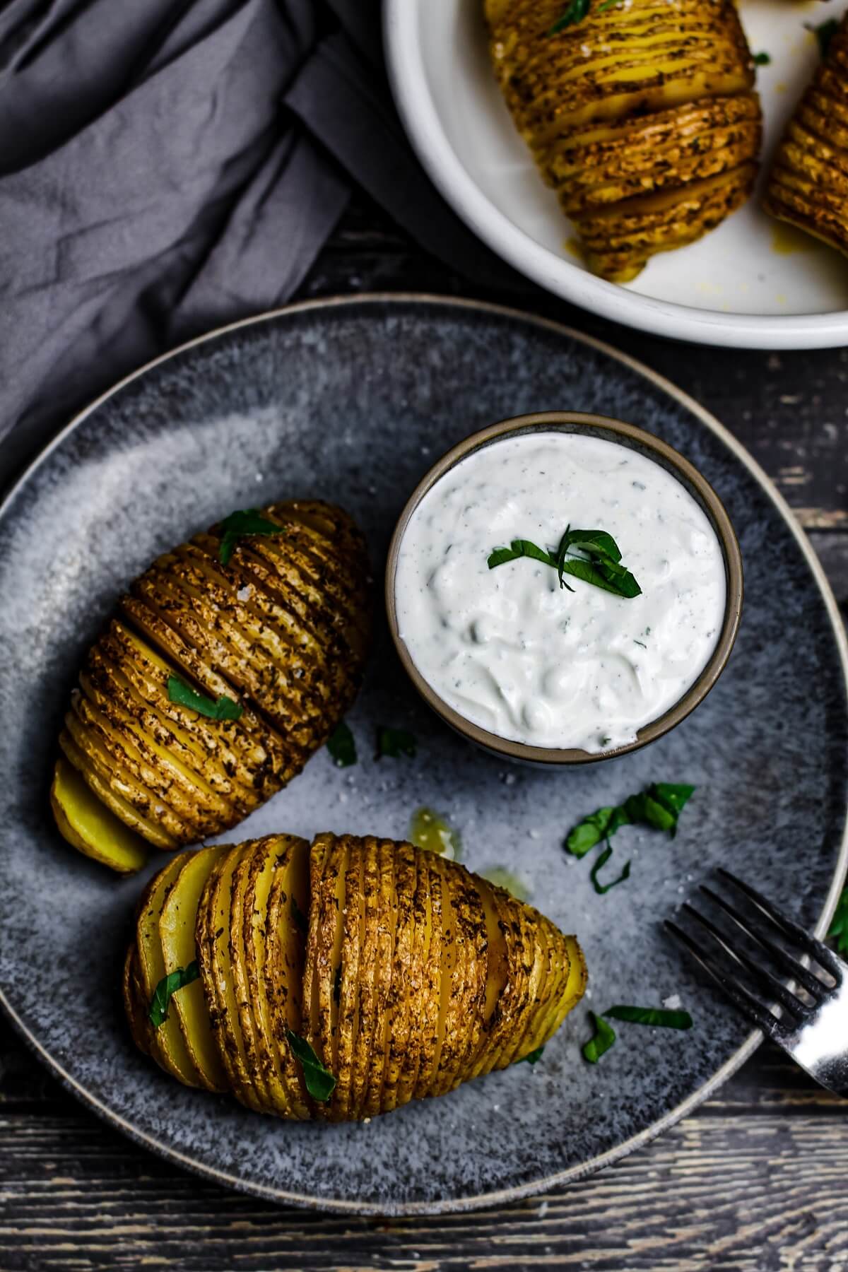 hasselback-kartoffel auf teller