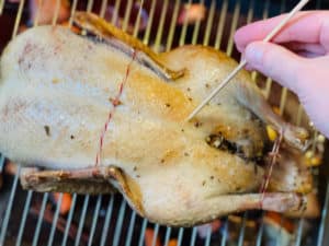 haut der ente mit einem zahnstocher einstechen