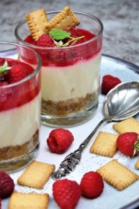 himbeer chessecake im glas - hochkant - die frau am grill