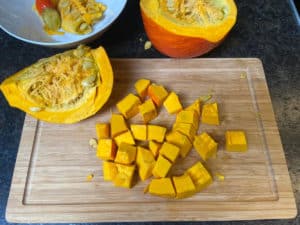 hokkaido kuerbis klein schneiden und das innere entfernen