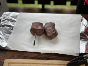 hueftsteaks in alufolie wickeln und ruhen lassen