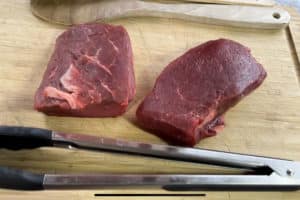 hueftsteaks liegen auf brett