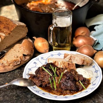 im dutch oven gulasch kochen - rezept - wiener wirtshausgulasch - die frau am grill