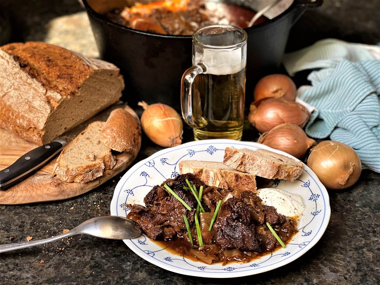 Dutch Oven Gulasch | Wiener Wirtshausgulasch